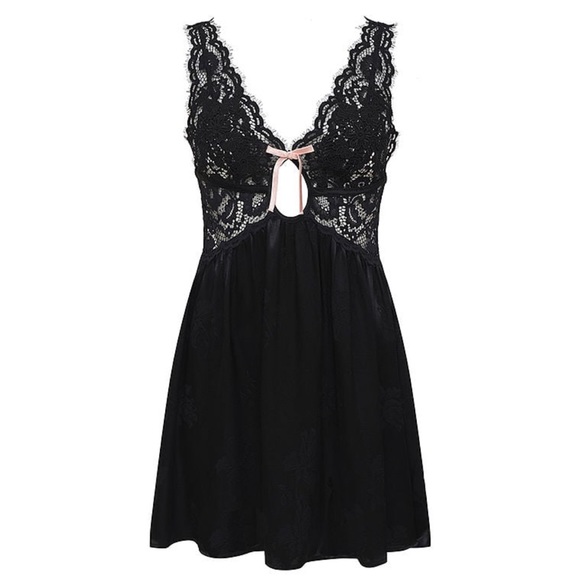 This can be used as lingerie or worn and a slip /nightie l. - Picture 2 of 4